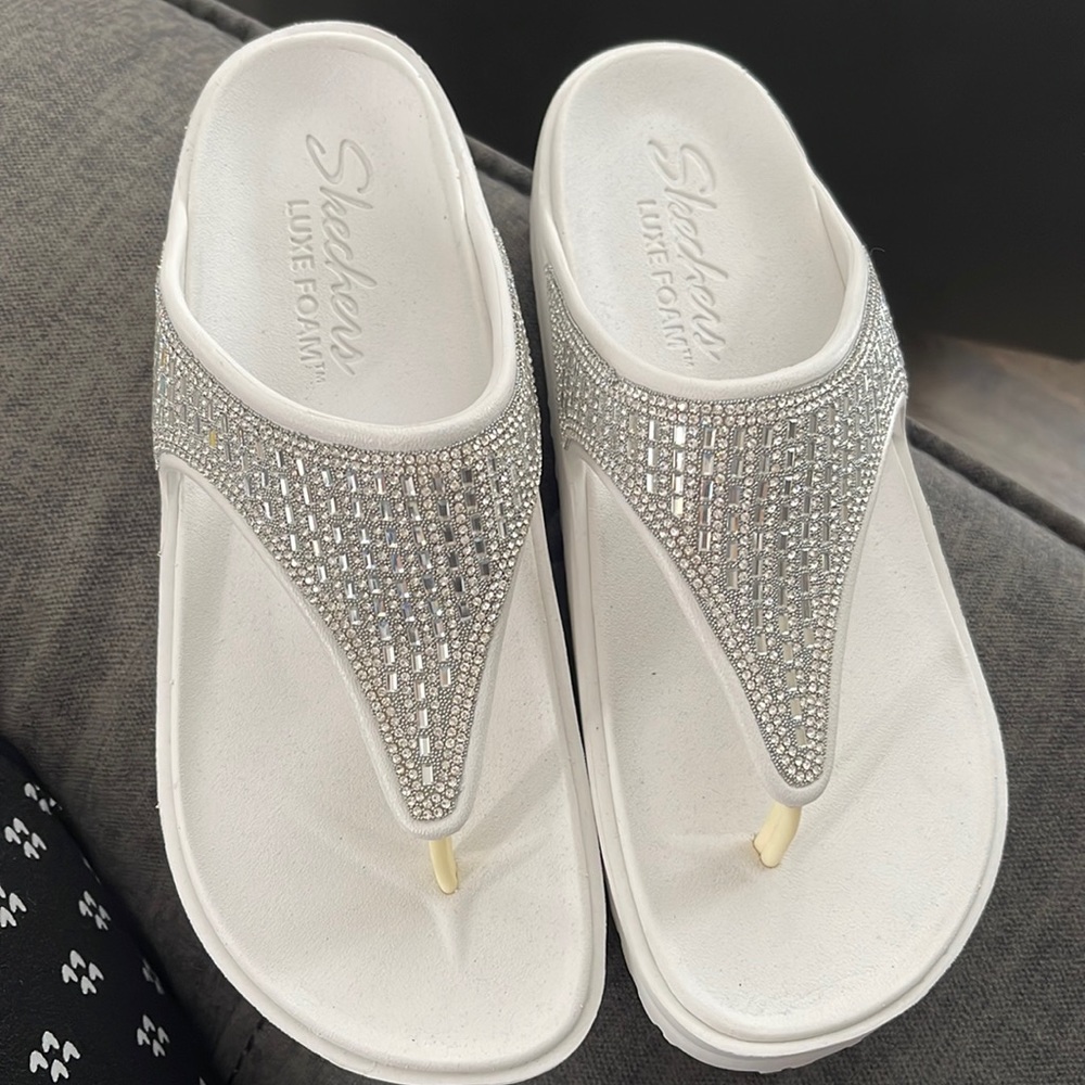 Size 8 Skechers luxe foam sandal